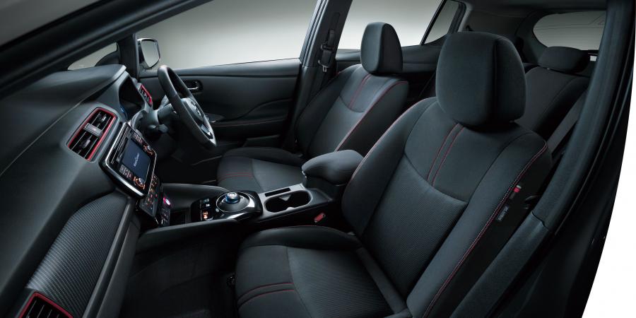 Интерьер Nissan Leaf Nismo 2018 года  (JP) (фото 3 из 12)